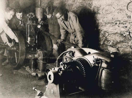 Clarence Campbell installant l'&eacute;lectricit&eacute; &agrave; la Chapelle au Riboul
